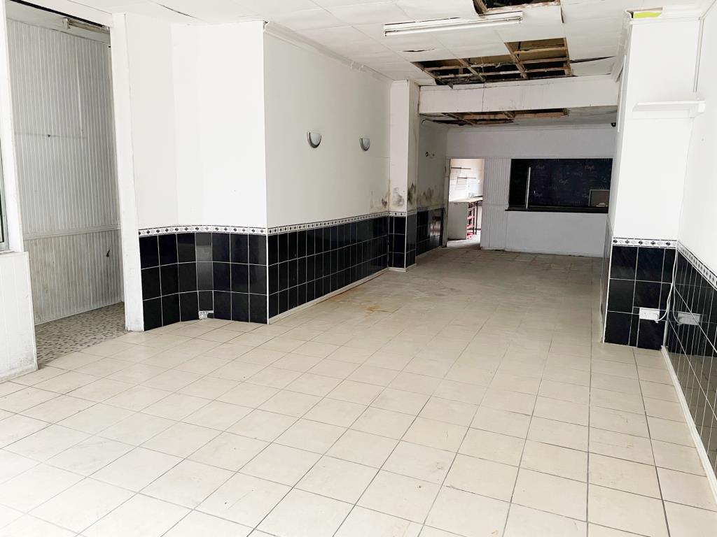 Lot: 56 - FORMER RESTAURANT AND UPPER PARTS WITH POTENTIAL - Ground floor former restaurant area